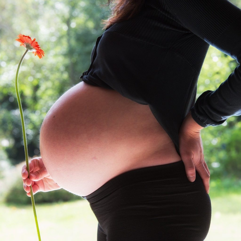 femme enceinte avec une fleur